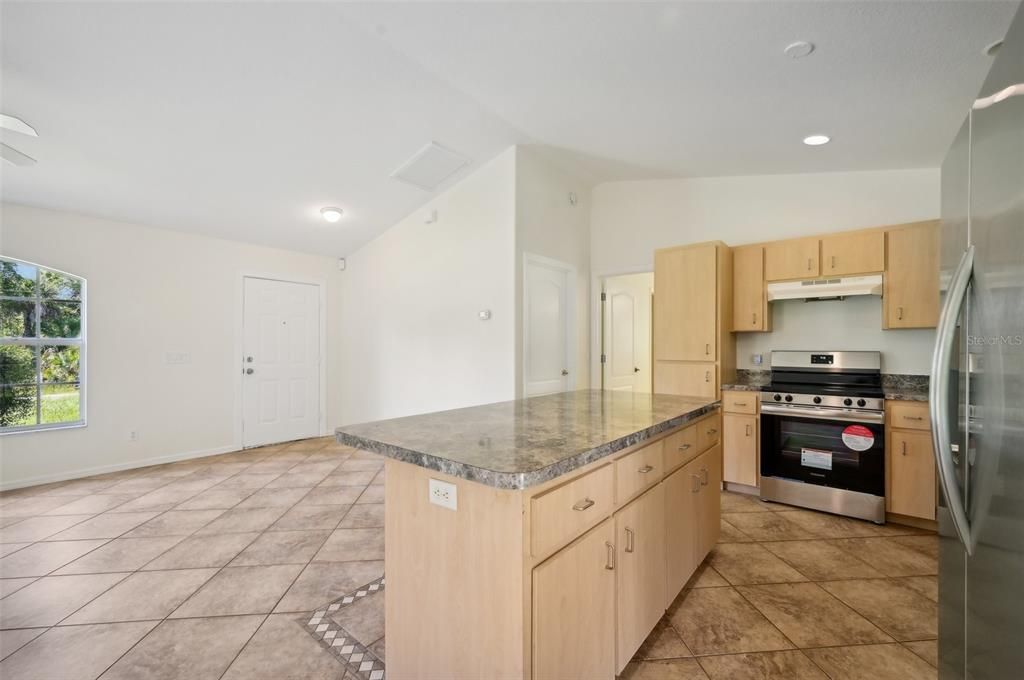 Active With Contract: $275,900 (3 beds, 2 baths, 1211 Square Feet)