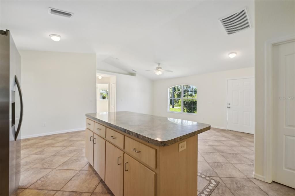 Active With Contract: $275,900 (3 beds, 2 baths, 1211 Square Feet)