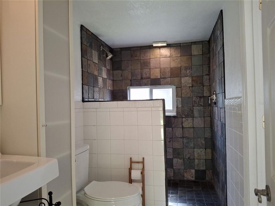 For Rent: $2,350 (2 beds, 1 baths, 450 Square Feet)