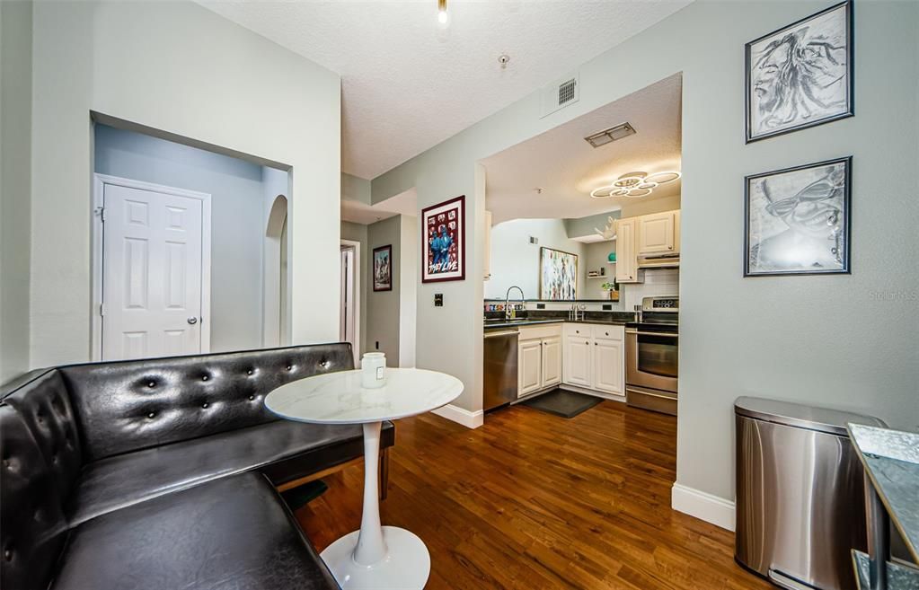 For Sale: $434,900 (1 beds, 1 baths, 934 Square Feet)