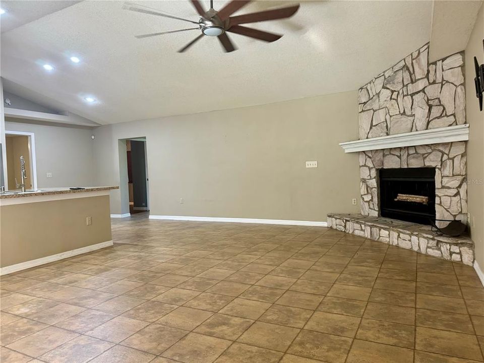 For Rent: $3,000 (4 beds, 2 baths, 1798 Square Feet)