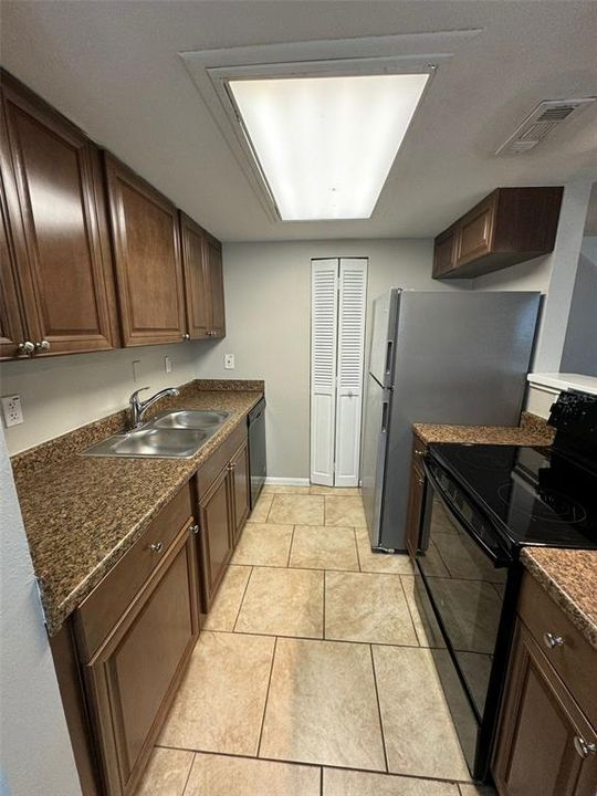 For Rent: $2,000 (2 beds, 1 baths, 924 Square Feet)