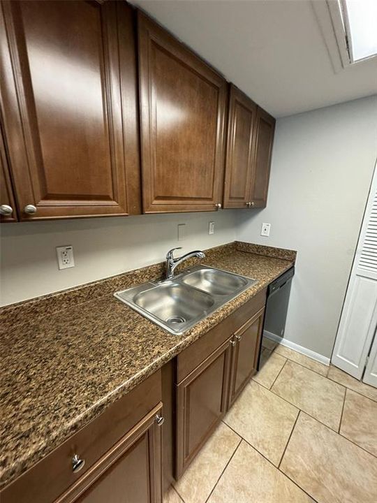 For Rent: $2,000 (2 beds, 1 baths, 924 Square Feet)