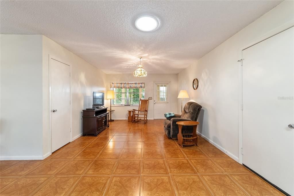 For Sale: $165,000 (2 beds, 2 baths, 1369 Square Feet)