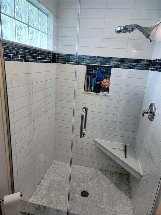 Suite shower.