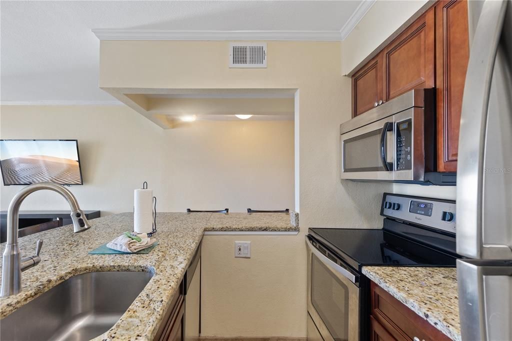 For Sale: $295,000 (1 beds, 1 baths, 516 Square Feet)