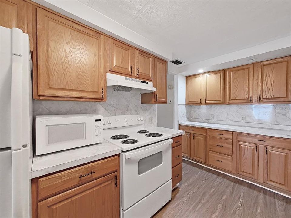 For Sale: $144,000 (2 beds, 2 baths, 1196 Square Feet)