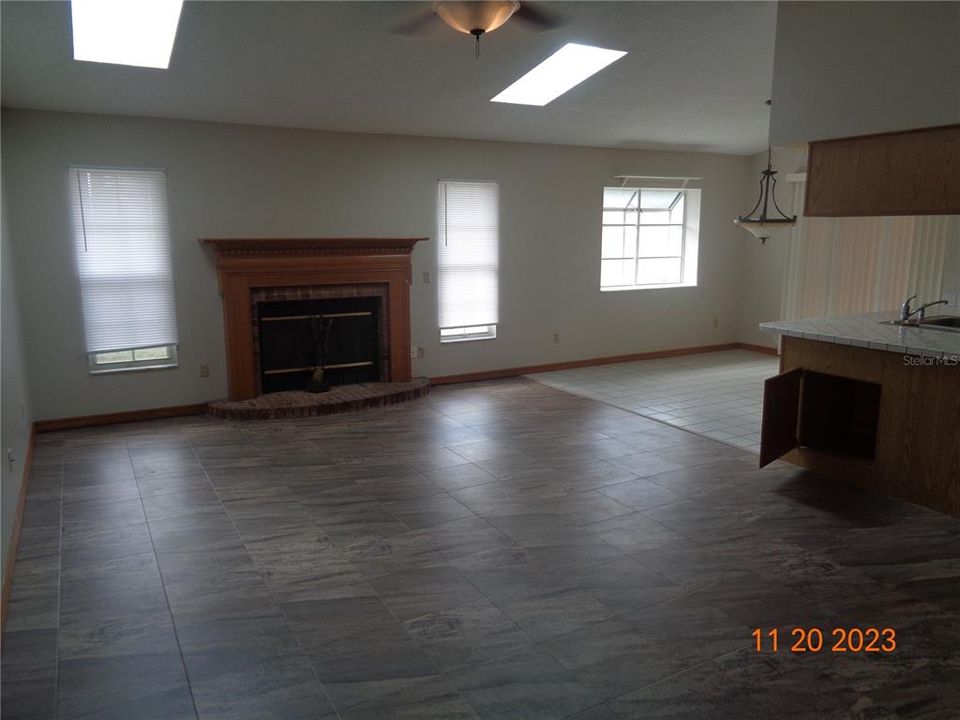 For Rent: $2,095 (3 beds, 2 baths, 2072 Square Feet)