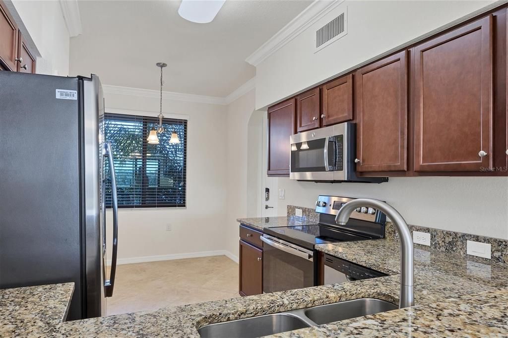 For Sale: $325,000 (2 beds, 2 baths, 1121 Square Feet)