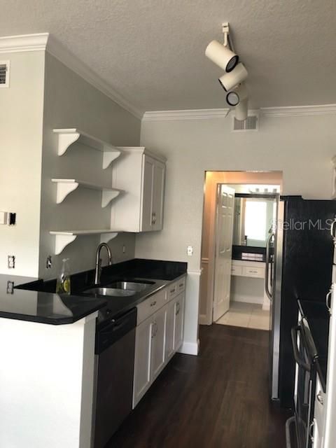 Active With Contract: $1,400 (1 beds, 1 baths, 854 Square Feet)