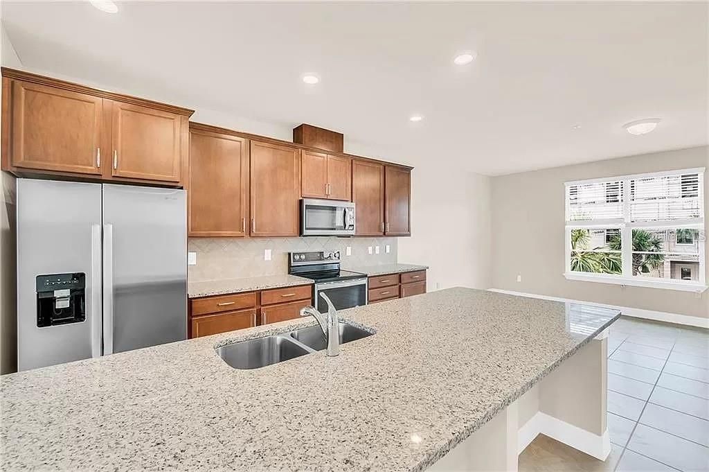 Active With Contract: $3,000 (3 beds, 3 baths, 2128 Square Feet)