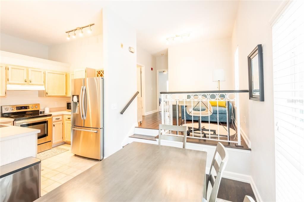 Active With Contract: $459,000 (1 beds, 1 baths, 1084 Square Feet)