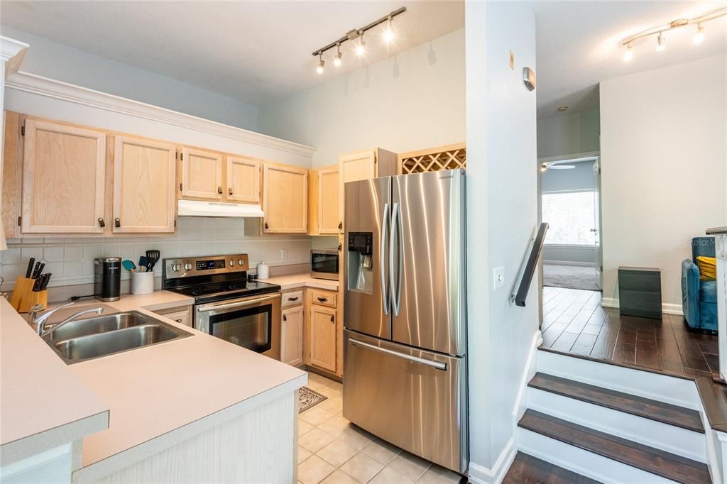 Active With Contract: $459,000 (1 beds, 1 baths, 1084 Square Feet)