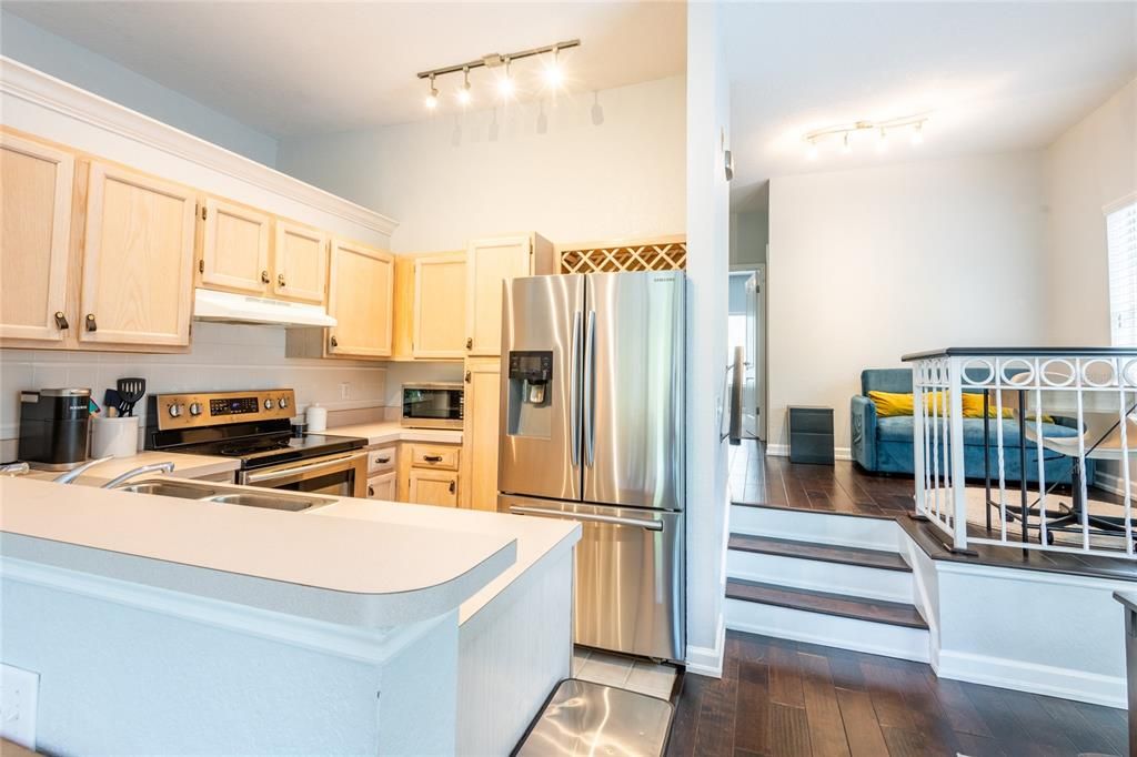 Active With Contract: $459,000 (1 beds, 1 baths, 1084 Square Feet)