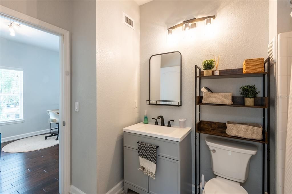 Active With Contract: $459,000 (1 beds, 1 baths, 1084 Square Feet)