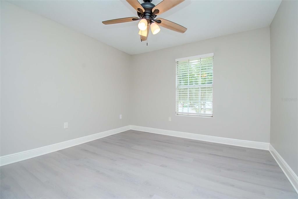 2nd Bedroom w/ walk-in closet