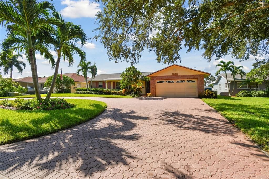 For Sale: $1,045,000 (4 beds, 2 baths, 1930 Square Feet)