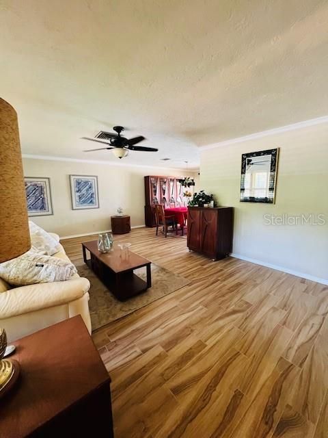 En Venta: $1,045,000 (4 camas, 2 baños, 1930 Pies cuadrados)