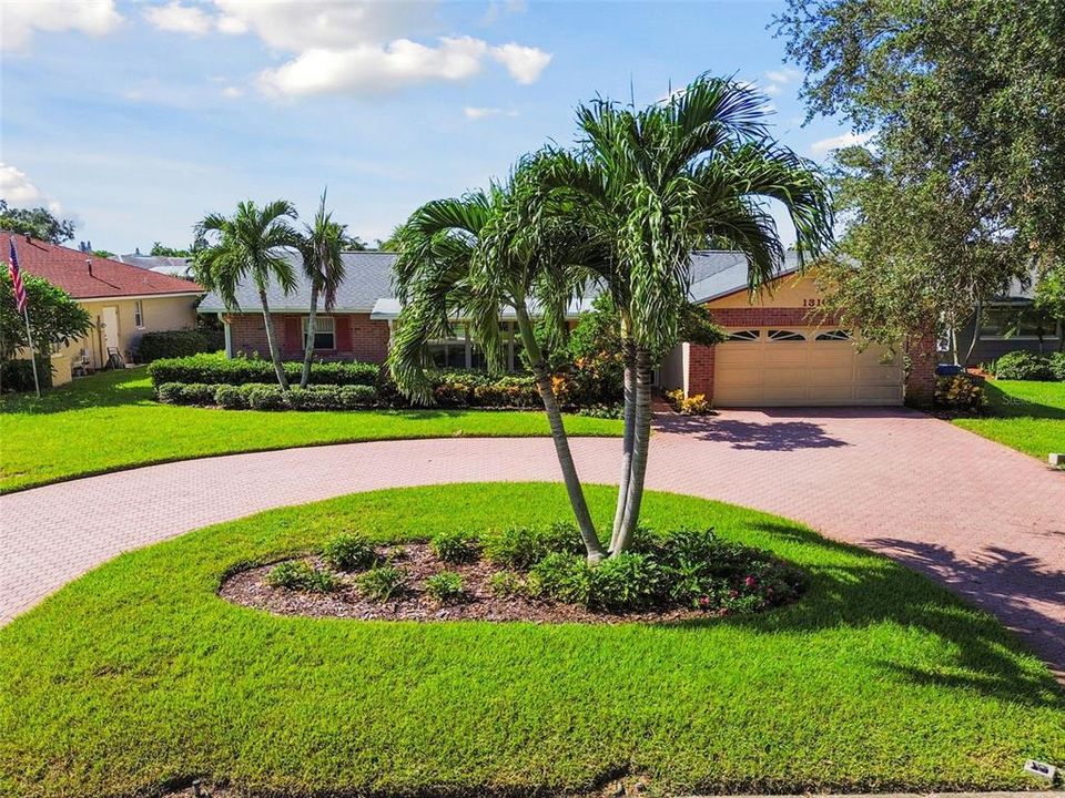 For Sale: $1,045,000 (4 beds, 2 baths, 1930 Square Feet)