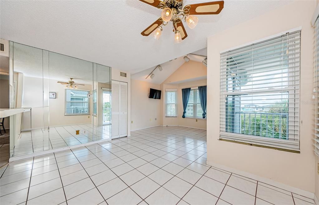 For Sale: $250,000 (2 beds, 1 baths, 866 Square Feet)