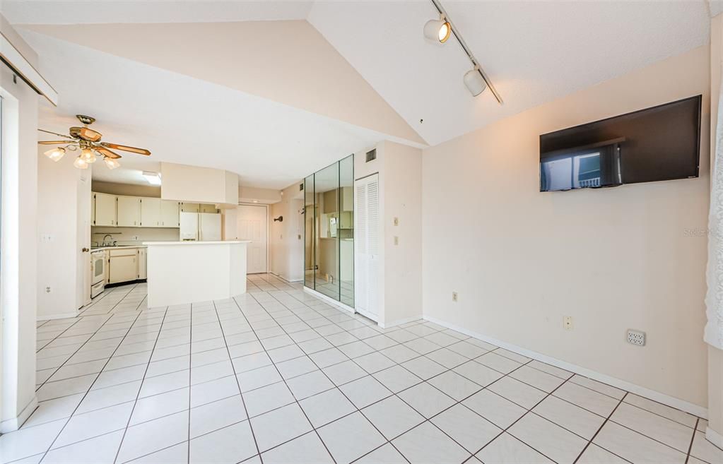 For Sale: $250,000 (2 beds, 1 baths, 866 Square Feet)