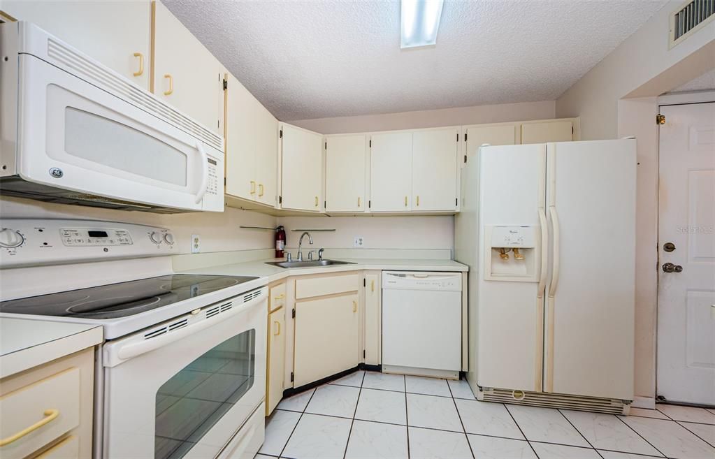 For Sale: $250,000 (2 beds, 1 baths, 866 Square Feet)