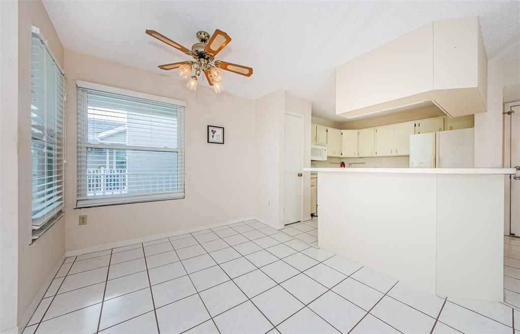 For Sale: $250,000 (2 beds, 1 baths, 866 Square Feet)