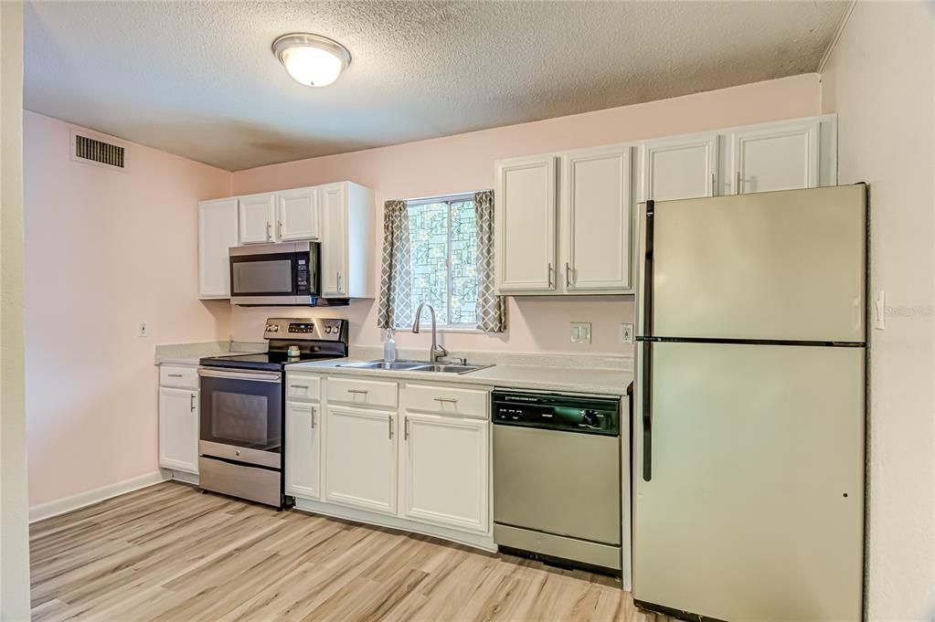 For Sale: $162,000 (2 beds, 2 baths, 900 Square Feet)