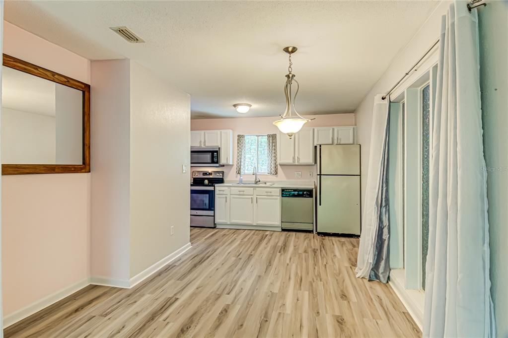 For Sale: $162,000 (2 beds, 2 baths, 900 Square Feet)