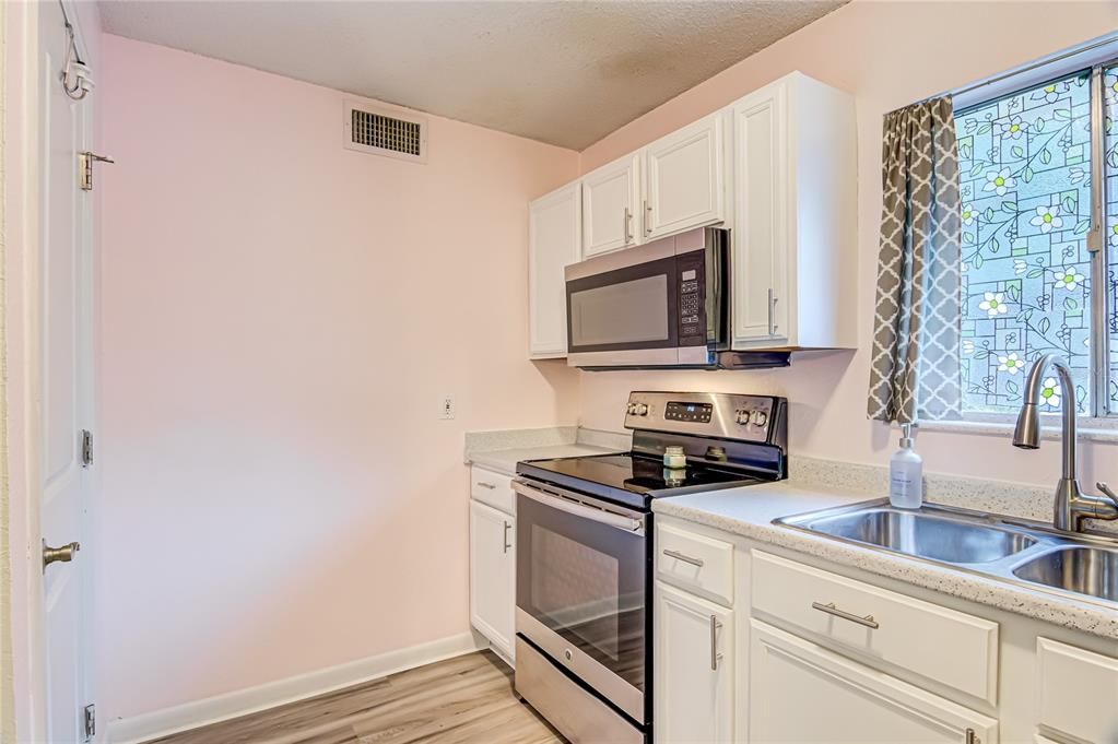 For Sale: $162,000 (2 beds, 2 baths, 900 Square Feet)