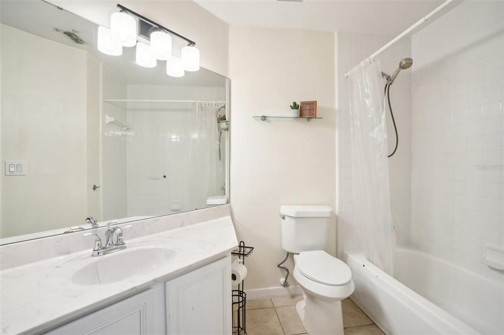 Secondary bathroom with tub