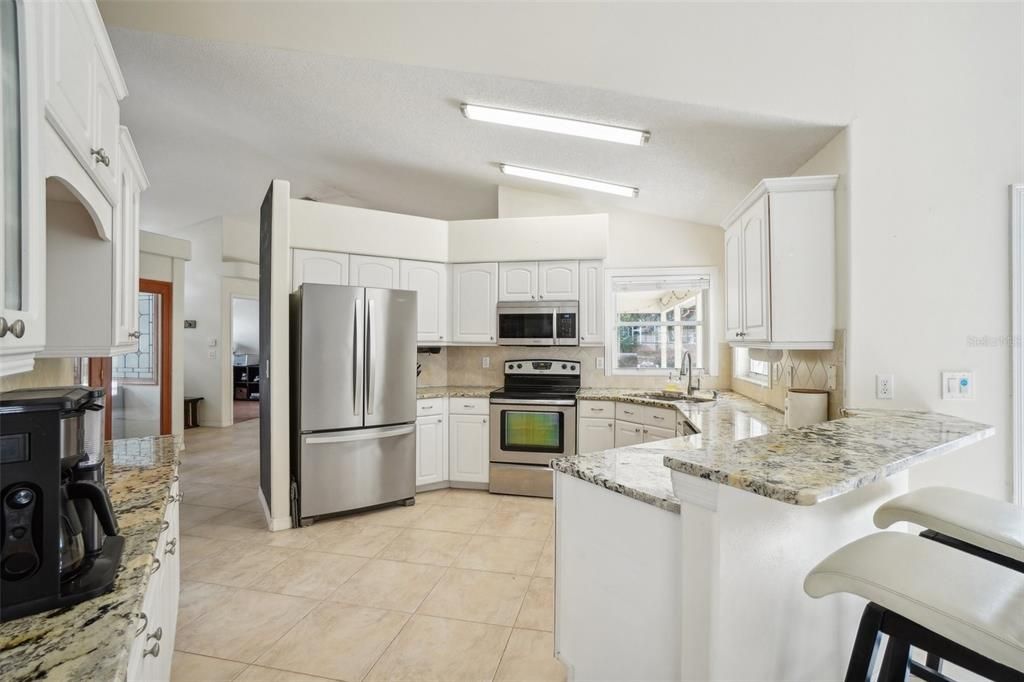 Stainless steel appliances & breakfast bar