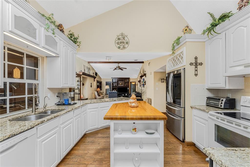 Fully equipped kitchen with reverse osmosis filtration!