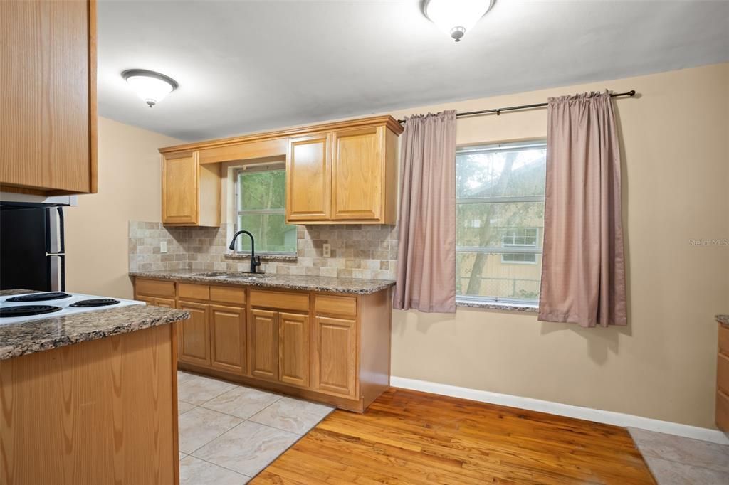 For Sale: $217,500 (2 beds, 1 baths, 858 Square Feet)