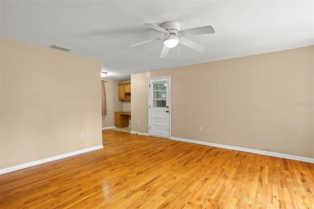 For Sale: $217,500 (2 beds, 1 baths, 858 Square Feet)