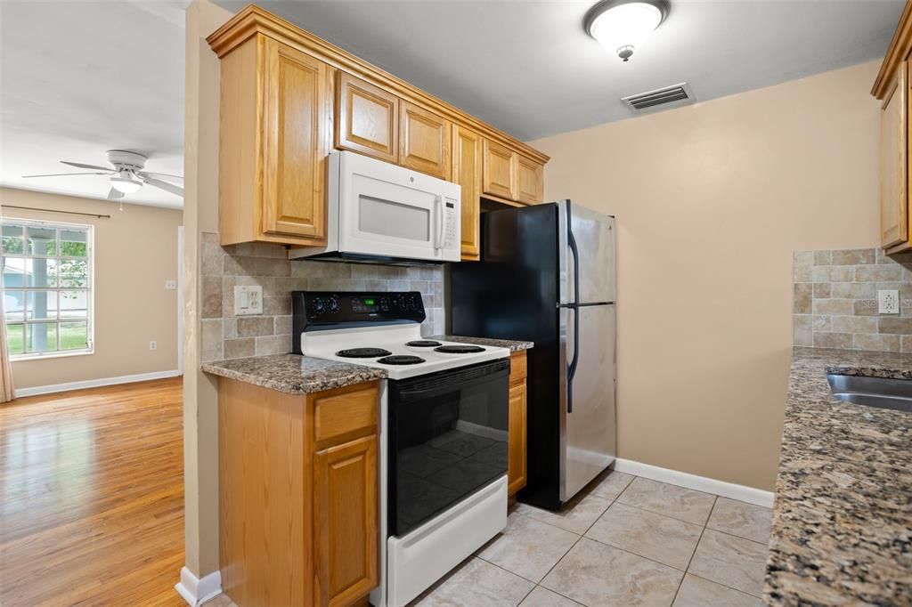 For Sale: $217,500 (2 beds, 1 baths, 858 Square Feet)