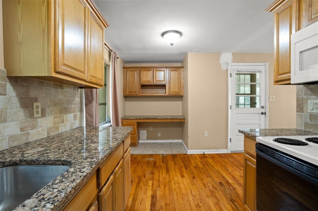 For Sale: $217,500 (2 beds, 1 baths, 858 Square Feet)