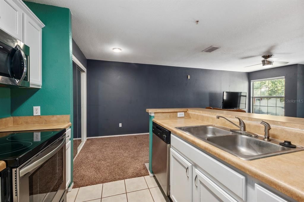 For Sale: $165,000 (1 beds, 1 baths, 728 Square Feet)