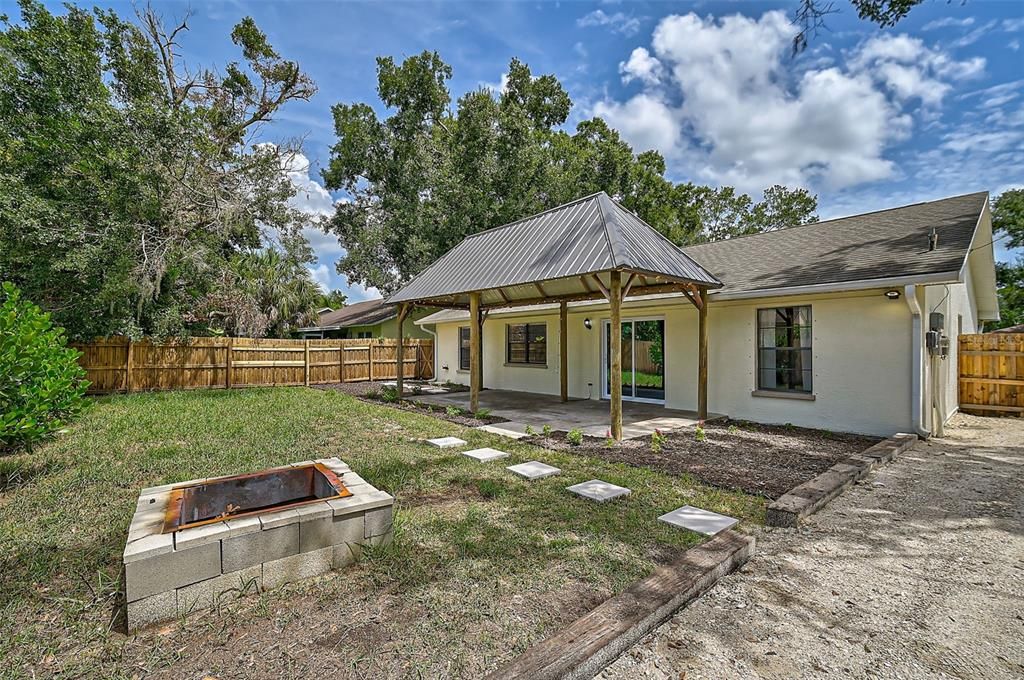 Active With Contract: $474,500 (3 beds, 2 baths, 1548 Square Feet)