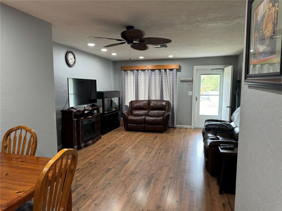 For Sale: $279,900 (3 beds, 2 baths, 1297 Square Feet)