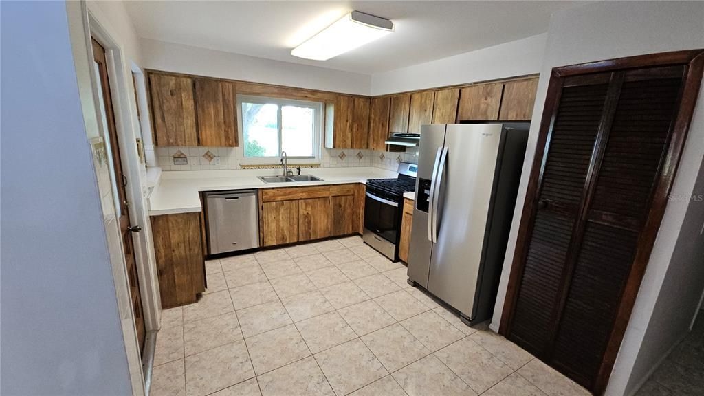 For Rent: $2,200 (3 beds, 2 baths, 1374 Square Feet)