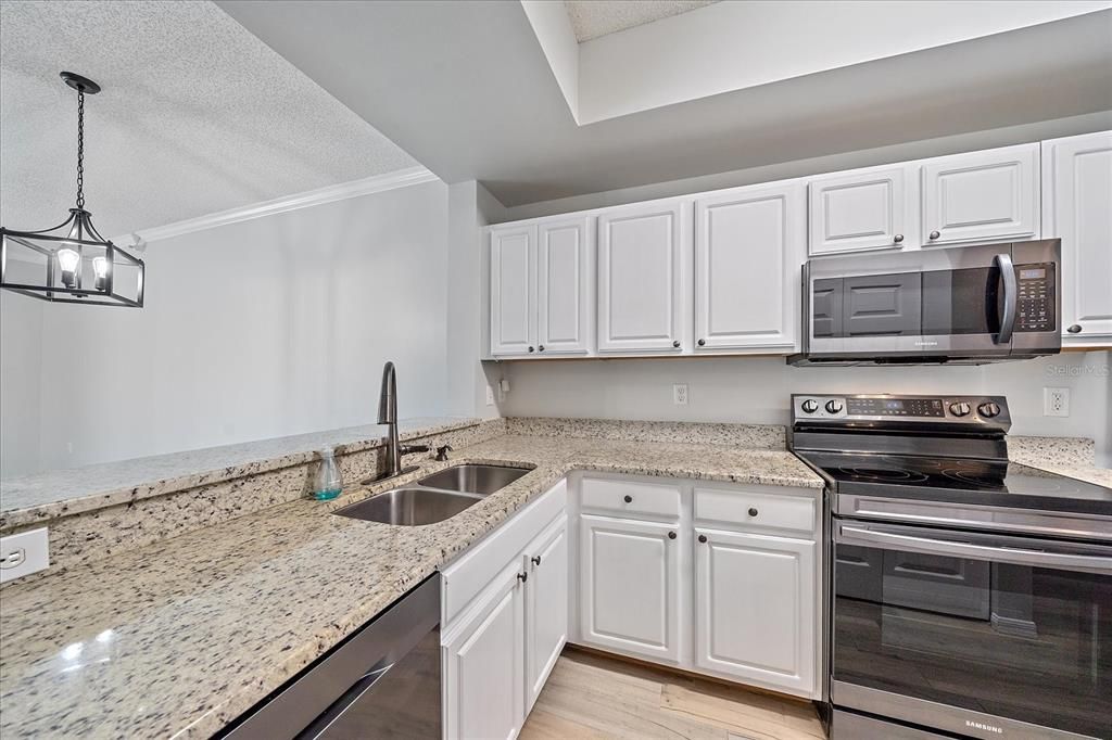 Granite Countertop, Breakfast Bar, White Shaker Cabinets, Stainless Steel Appliances