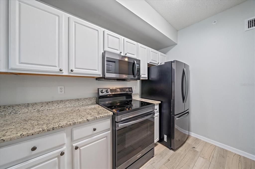 Granite Countertop, Breakfast Bar, White Shaker Cabinets, Stainless Steel Appliances