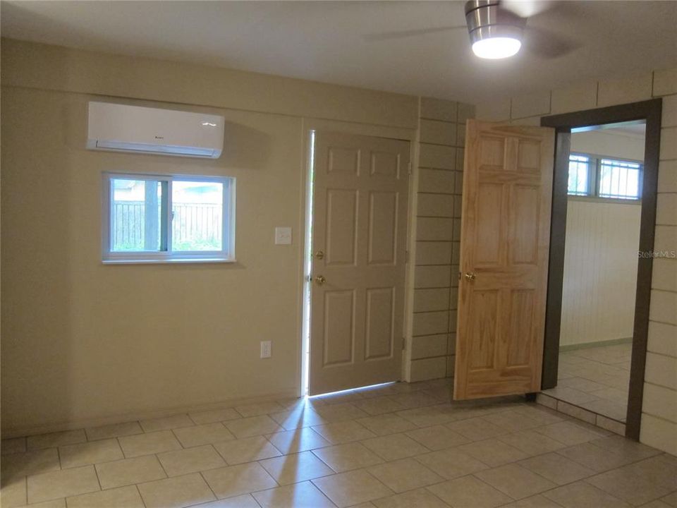 For Rent: $1,100 (2 beds, 1 baths, 713 Square Feet)