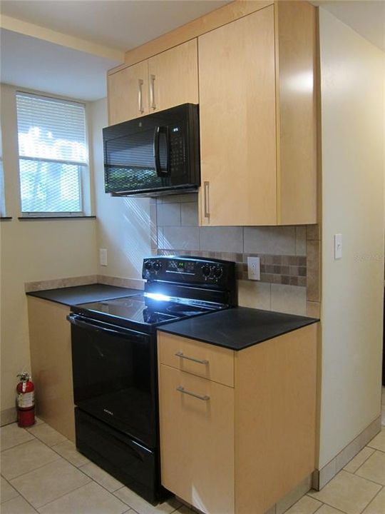 For Rent: $1,100 (2 beds, 1 baths, 713 Square Feet)