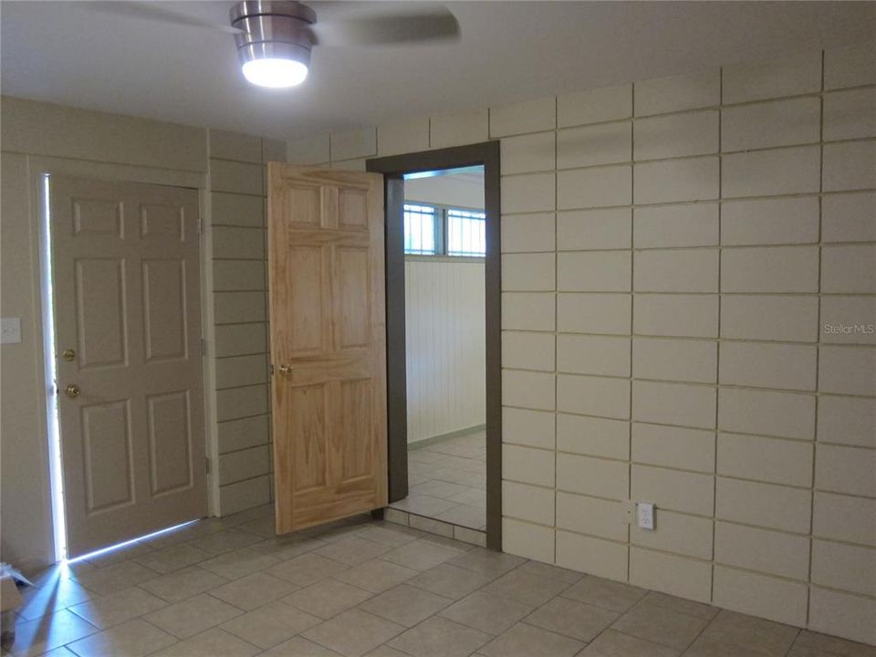 For Rent: $1,100 (2 beds, 1 baths, 713 Square Feet)