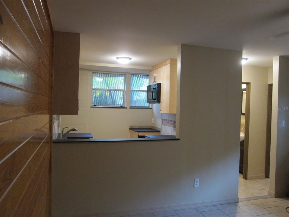 For Rent: $1,100 (2 beds, 1 baths, 713 Square Feet)