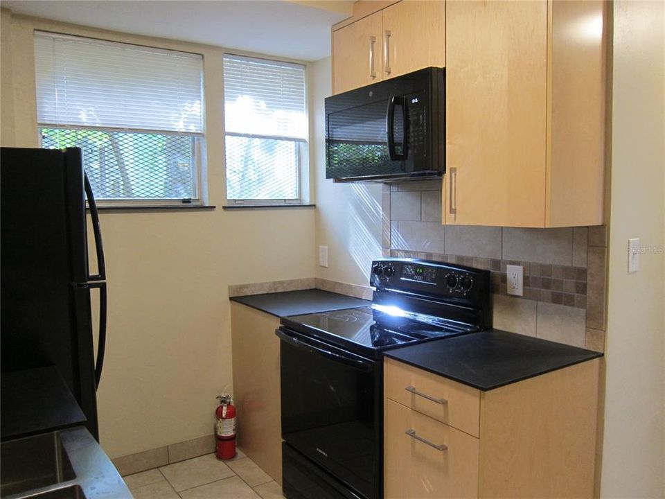 For Rent: $1,100 (2 beds, 1 baths, 713 Square Feet)