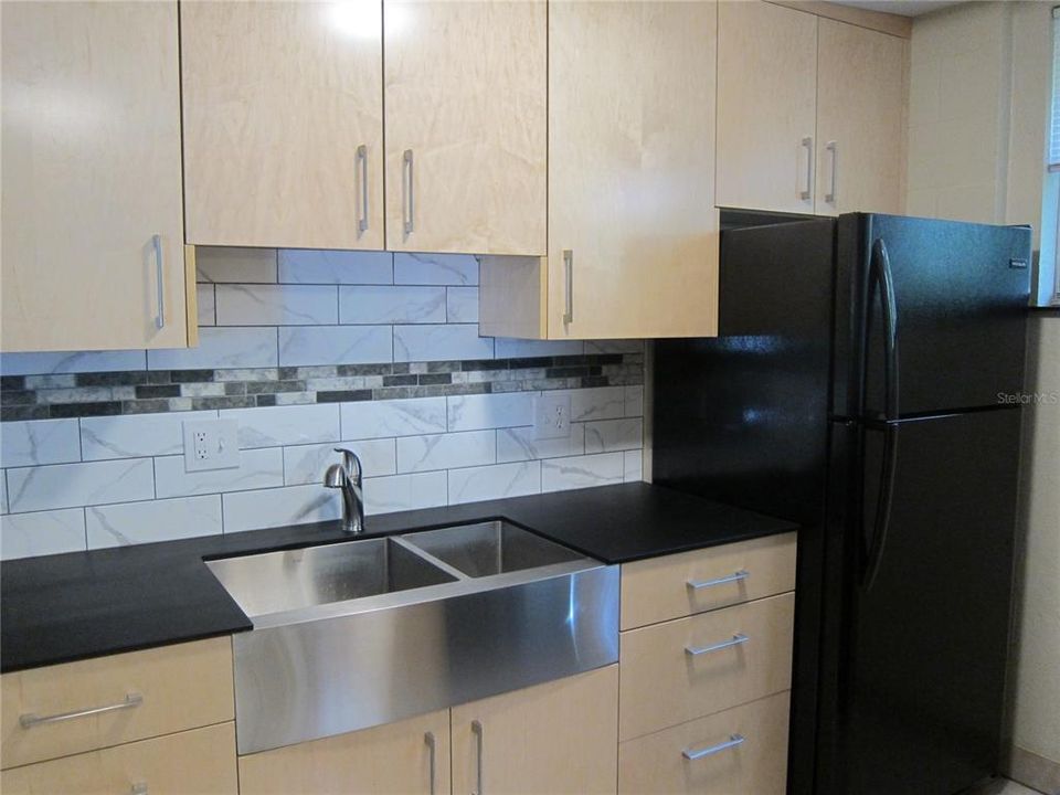 For Rent: $1,100 (2 beds, 1 baths, 713 Square Feet)