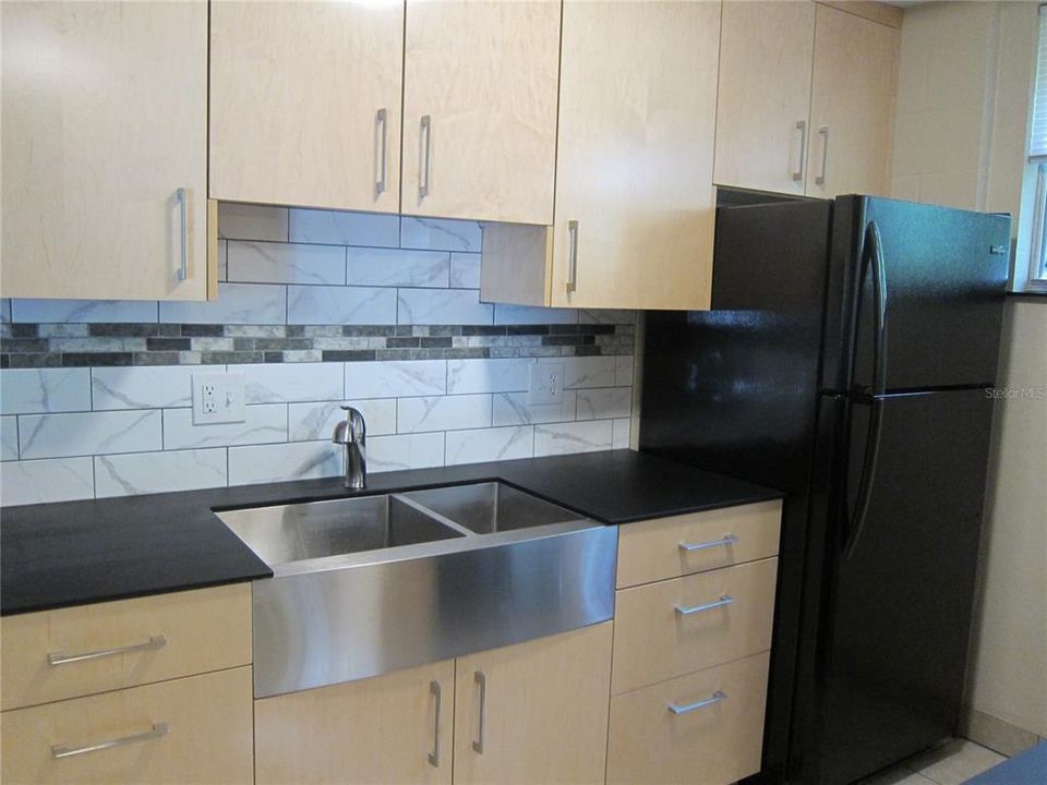 For Rent: $1,100 (2 beds, 1 baths, 713 Square Feet)